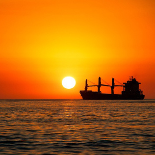 buque en el atardecer