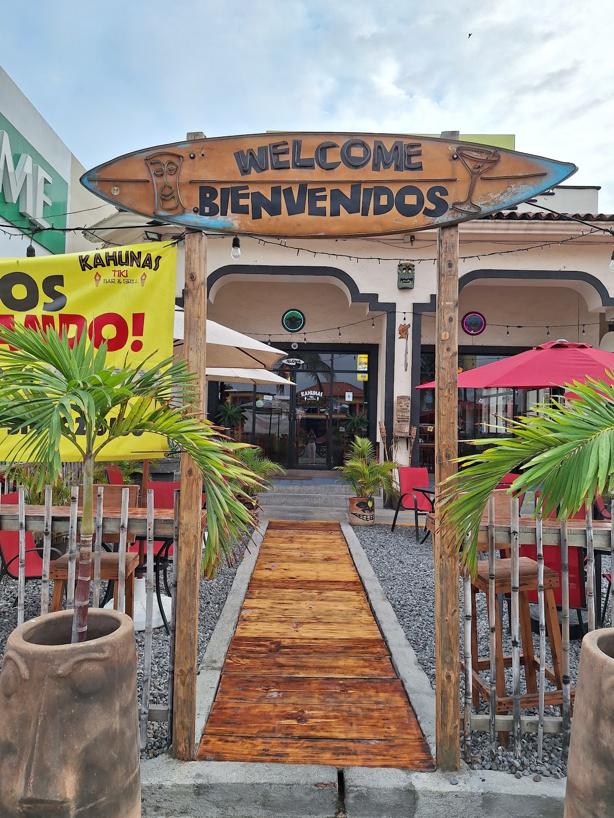 KAHUNAS TIKI BAR & GRILL